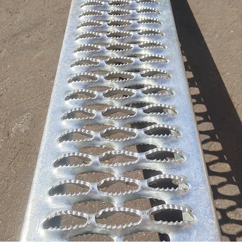 Flat Crocodile mouth metal anti slip stair treads walkway plank sheet panel roof galvainzed Diamond Grip strut safety grating