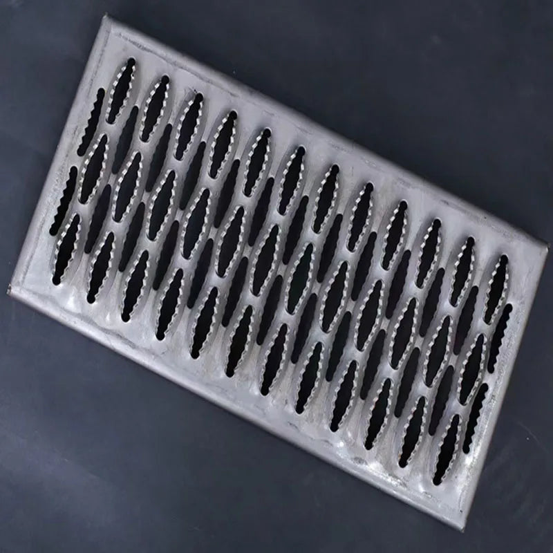 Flat Crocodile mouth metal anti slip stair treads walkway plank sheet panel roof galvainzed Diamond Grip strut safety grating