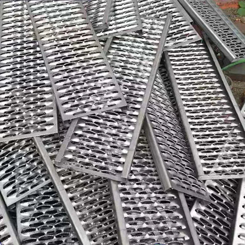 Flat Crocodile mouth metal anti slip stair treads walkway plank sheet panel roof galvainzed Diamond Grip strut safety grating