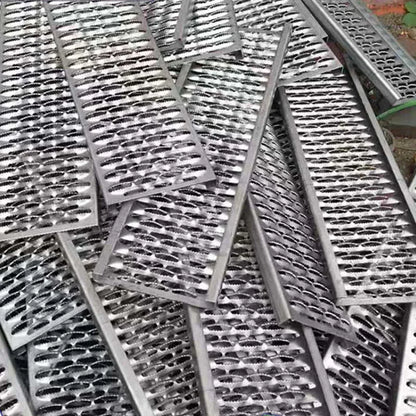 Flat Crocodile mouth metal anti slip stair treads walkway plank sheet panel roof galvainzed Diamond Grip strut safety grating